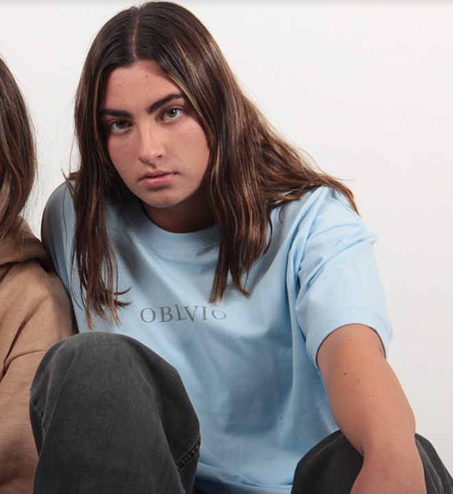 اوبليفيو | كوماتيليس تيشرت سماوي 