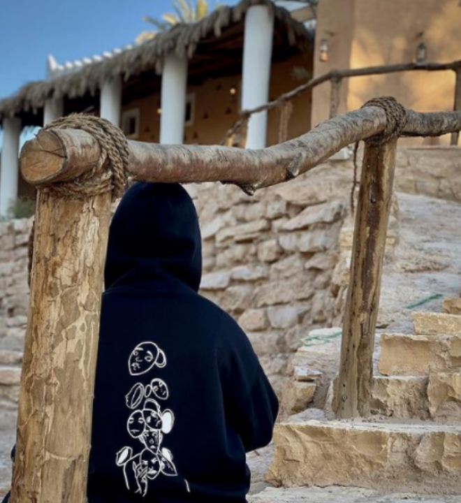 هودي اصدقاء مزيفين باللون الاسود|سيزون